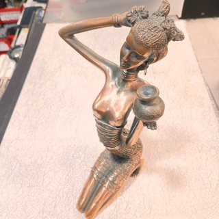Figura bronce mujer con vasija 30cm