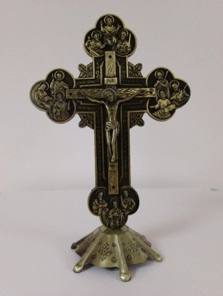 Cruz de mesa con figuras religiosas