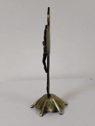 Cruz de mesa con figuras religiosas