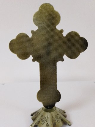 Cruz de mesa con figuras religiosas