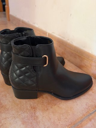 Botines negros con detalle dorado