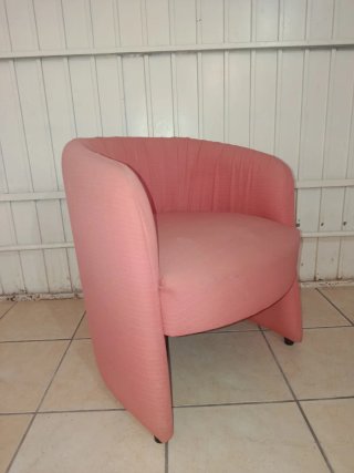 Sillón rosa de tela