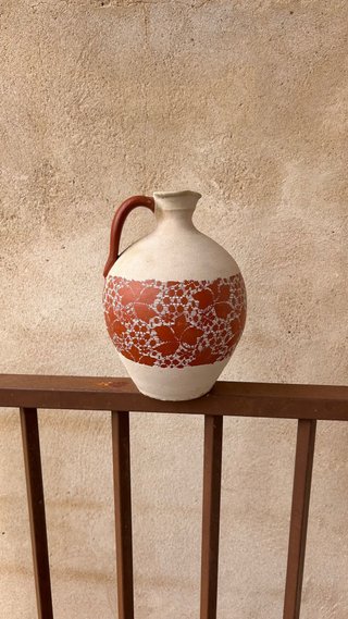Jarrón de barro decorativo