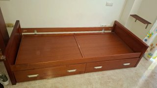 Cama individual de madera con cajones