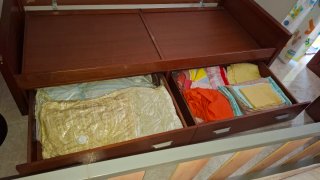 Cama individual de madera con cajones