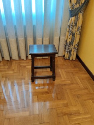 Mesita antigua de madera maciza
