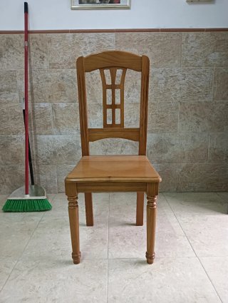 Mesa de comedor con sillas de madera