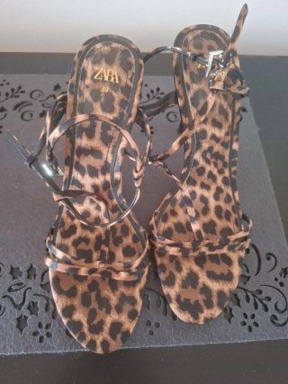 Zapatos de tacón con estampado de leopardo