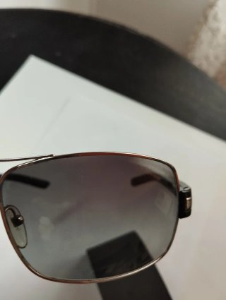 Gafas Prada negras y doradas con tara en lente izq
