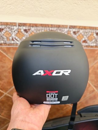 Casco de moto negro con visera