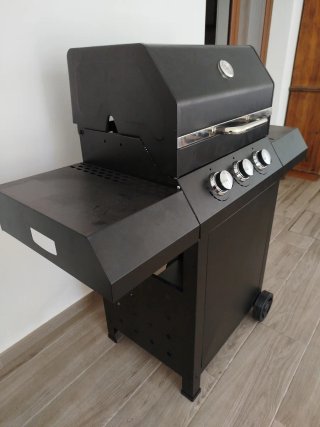 Barbacoa de gas negra