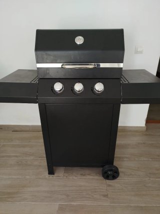 Barbacoa de gas negra