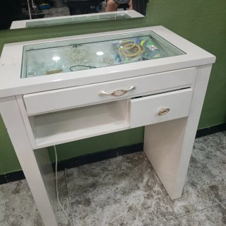 Tocador blanco con cristal y cajones