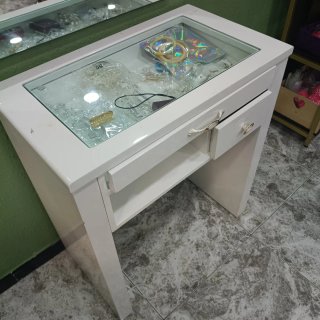 Tocador blanco con cristal y cajones
