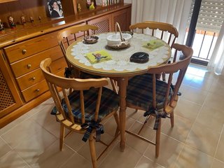 Mesa redonda de madera con 4 sillas extensible