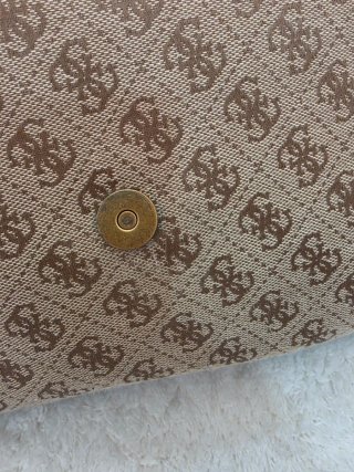 Bolso Guess beige y negro