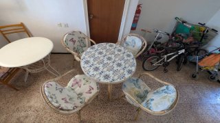 Mesa y 4 sillas de mimbre con cojines