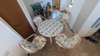 Mesa y 4 sillas de mimbre con cojines