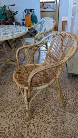 Mesa y 4 sillas de mimbre con cojines