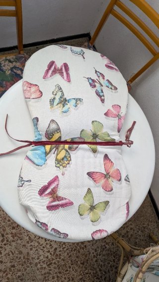 Mesa y 4 sillas de mimbre con cojines