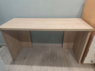 Escritorio de madera color beige y marrón