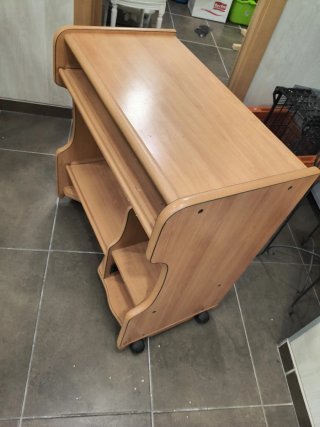 Escritorio de madera claro
