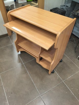 Escritorio de madera claro