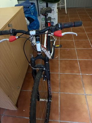 Bicicleta de montaña blanca y roja Talla M