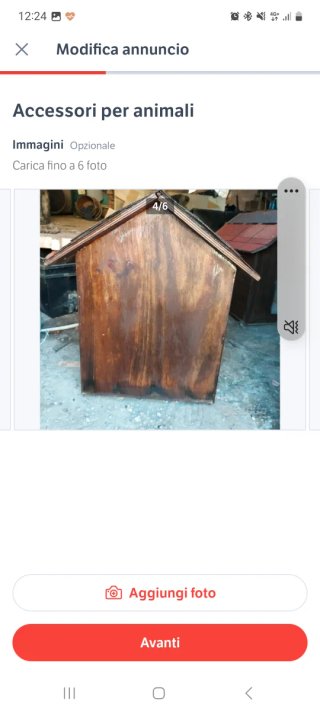 Quattro cucce in legno verniciate