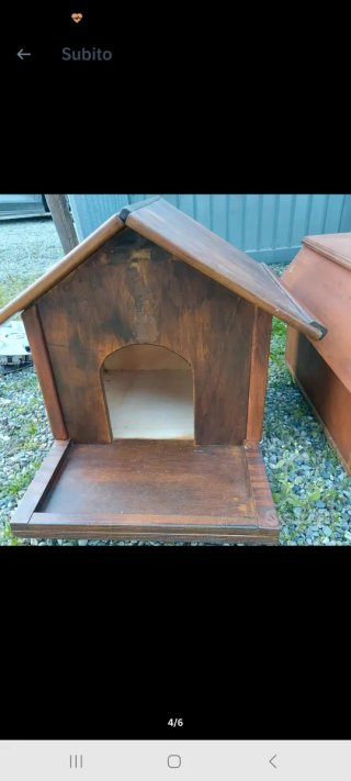 Quattro cucce in legno verniciate