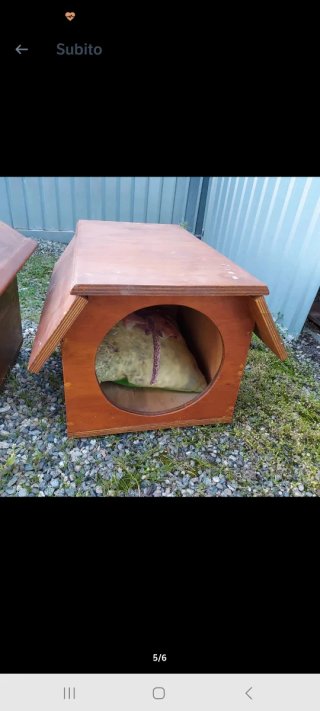 Quattro cucce in legno verniciate