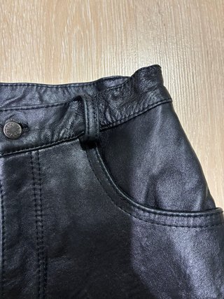 Falda corta de cuero negra
