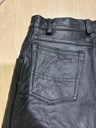 Falda corta de cuero negra