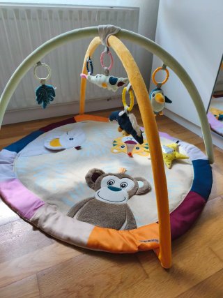 Gimnasio para bebé con peluches