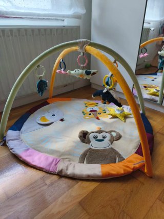 Gimnasio para bebé con peluches