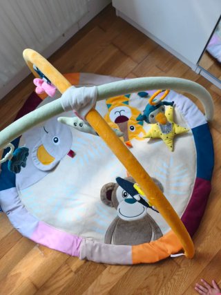 Gimnasio para bebé con peluches