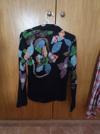 Camisa floreada desigual