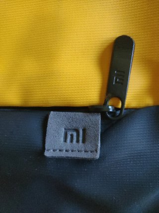 Mochila negra y amarilla