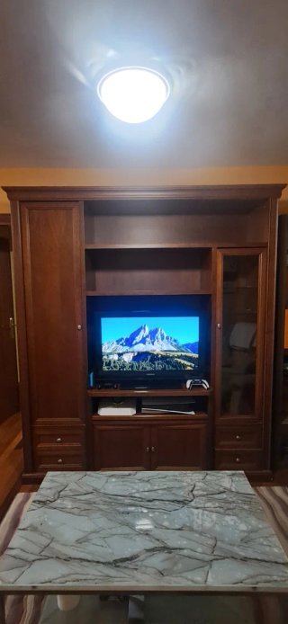 Mueble de salón madera oscura maciza.