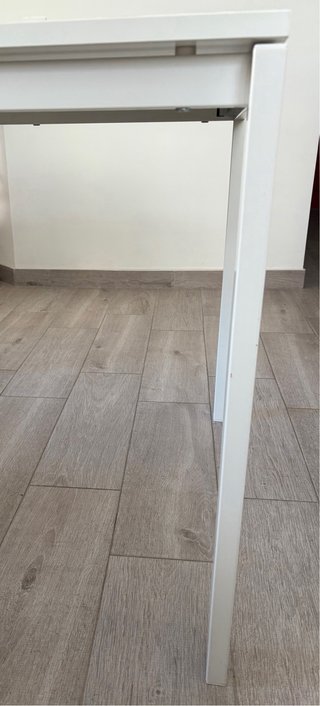 Mesa de comedor blanca de madera
