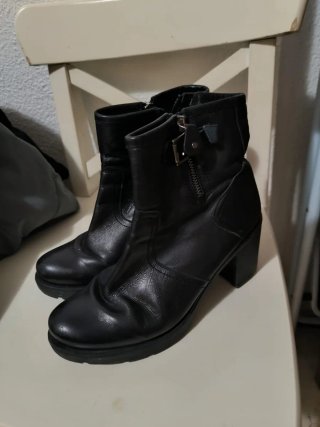 Botines negros de chica