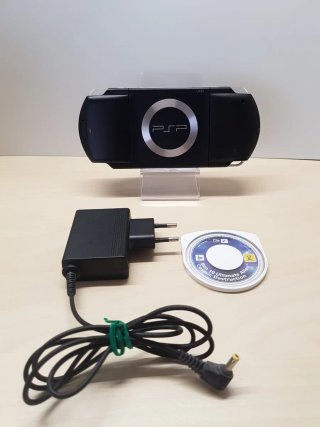PSP Sony Negra + Cargador + Juego Ben 10 mod.1004