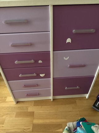 Cómoda infantil morada y rosa