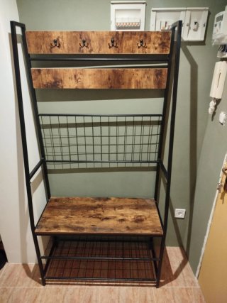 Perchero de hierro y madera