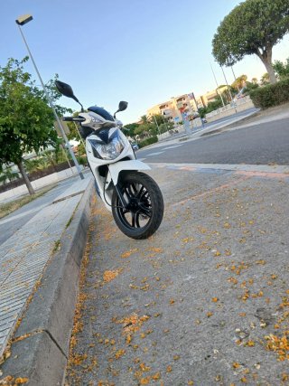 Moto Scooter Blanca y Negro con 4 años de garantia