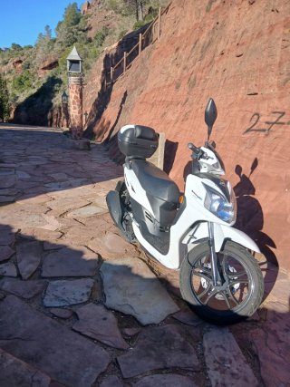 Moto Scooter Blanca y Negro con 4 años de garantia