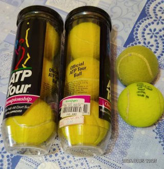 RAQUETAS DE TENIS, MOCHILA Y PELOTAS.