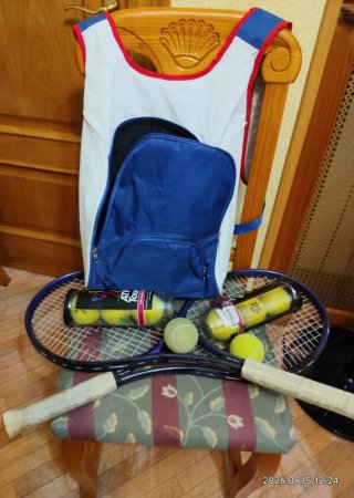 RAQUETAS DE TENIS, MOCHILA Y PELOTAS.