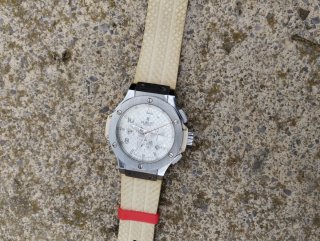 Reloj Hublot Beige y Plateado