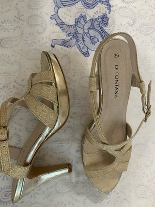 Sandalias doradas de tiras